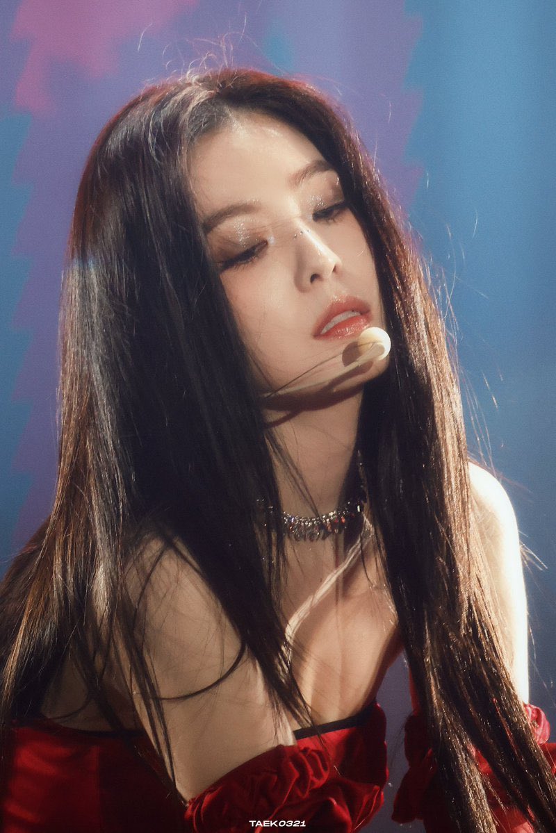 irene with smokey eye makeup hits different