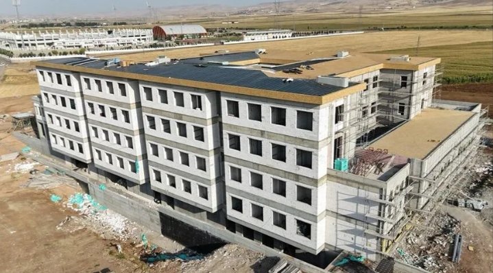 DİŞ SAĞLIĞININ MERKEZİ OLACAK”
Batman Üniversitesi bünyesinde yapımı devam eden Diş Hekimliği Fakültesi Uygulama ve Araştırma Hastanesi, modern altyapısı ve donanımıyla tamamlanma aşamasına geldi.
BÖLGEYE HİTAP EDECEK” Bölgenin sağlık altyapısını güçlendirmek ve ağız-diş sağlığı