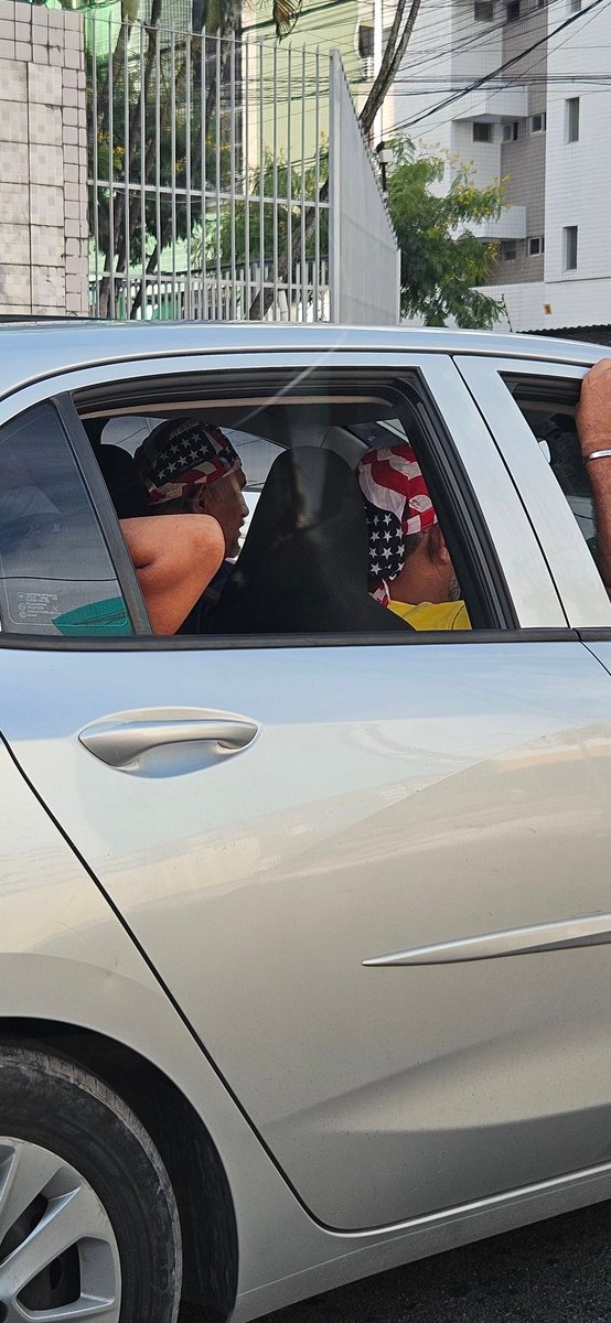 Patriotas voltando da manifestação em Recife
