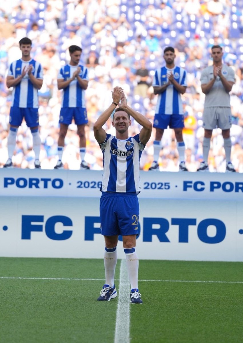 Daar gaat hij, onze held! PSV ICOON in 🫀 en 🫘! Het ga je goed!❤️‍🔥 Scoor er lekker op los geniet van het weer☀️ #luukdejong #psv #fcporto