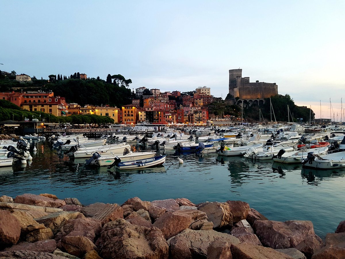 RosaLeoneGA's tweet photo. Un panorama di Lerici, nel Golfo dei Poeti
#lerici #golfodeipoeti #rivieraligure #rivieradilevante #Mare #insenature #panorama #castellosangiorgio #castello #fortezza #centrostorico #laspezia #liguria #Italy #photo by @RosaLeoneGA https://t.co/J4Zogdd2zO