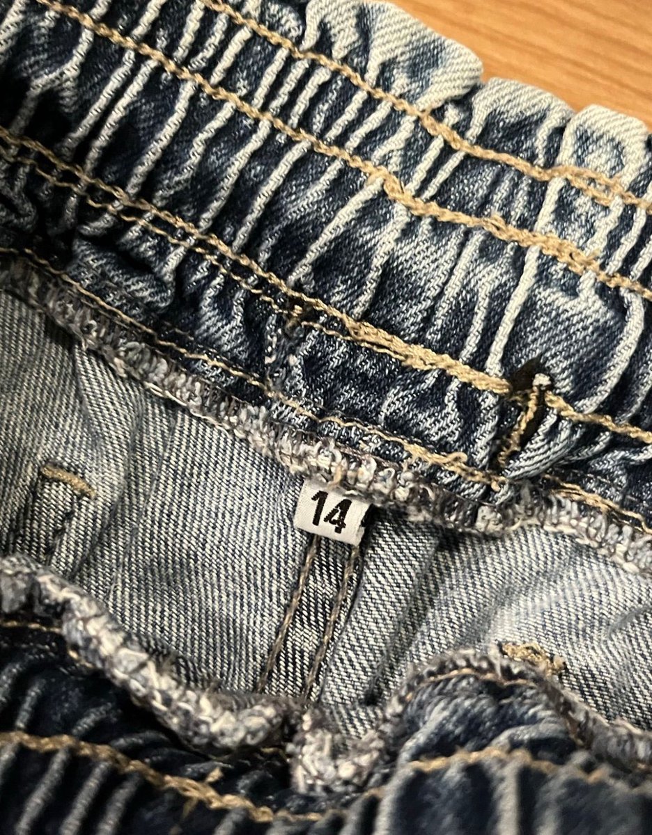 CALÇA JEANS 
Tamanho: 14 
USADO 
Sem marca
sem avarias 
Comprimento: 93cm 
Largura cintura: 33cm (com elástico) 
(As medidas podem apresentar variações) 

R$45 
Link: enjoei.com.br/p/calca-jeans-…
💞