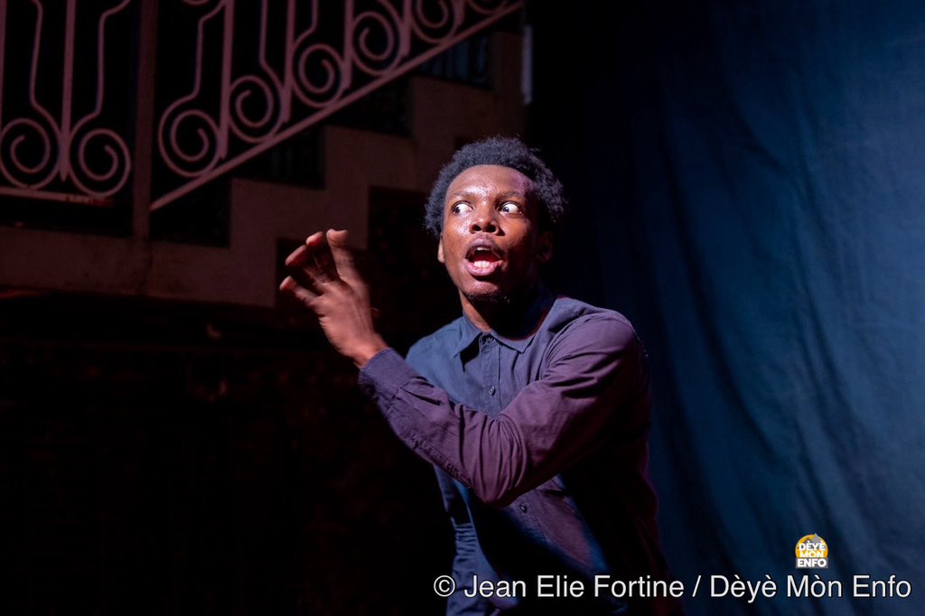 Kòm yon avangou pou premye edisyon li a, Festival des îles qui marchent (19-20 Jiyè) te prezante nan mwa jen pyès teyat Le bal d'incontinence,  ak Ar Guens Jean Mary ki te mete l an sèn, nan Alliance française nan Jakmèl.
📸 <a href="/JeanElieRider/">Jean Elie Fortuné</a> / <a href="/DeyeMonEnfo/">Dèyè Mòn Enfo</a> 

HAITIMAGAZINE #55