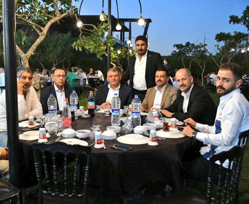 Akçakale Belediye Başkanımız <a href="/ayhanhakimm/">Ecz. Abdülhakim AYHAN</a> 'ın nikâhını kıydığı Belediye Başkan Yardımcısı Ali İhsan Çayan oğlunun düğününe katılıp nikah şahidi olduk. 
Genç kardeşlerim 👰‍♀️🤵‍♂️ Derya &amp; Ali İhsan'ı gönülden tebrik ediyor, iki cihan saadeti temenni ediyorum..
<a href="/alidemir_0063/">Ali Demir</a> <a href="/Mehmtcyn/">Mehmet çayan</a>