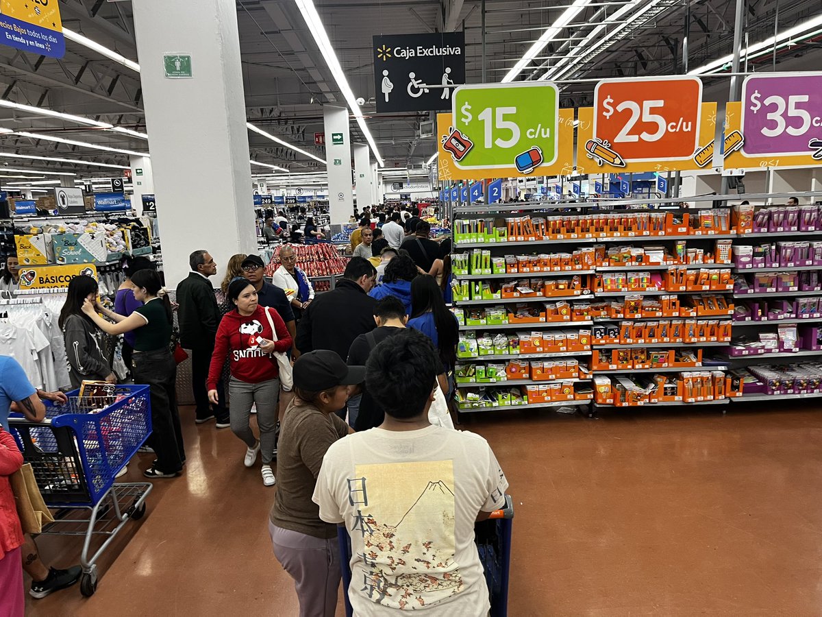 dieguetto_'s tweet photo. En @WalmartMexico de plazaragon está la fila exclusiva posicionada mal, se junta y choca con la fila de autocobro. Recomiendo cambien la posición de dichas filas o recorten la pared de productos de 15, 25 y 35 pesos para que se definan bien las filas. https://t.co/SPb1mCBEuc