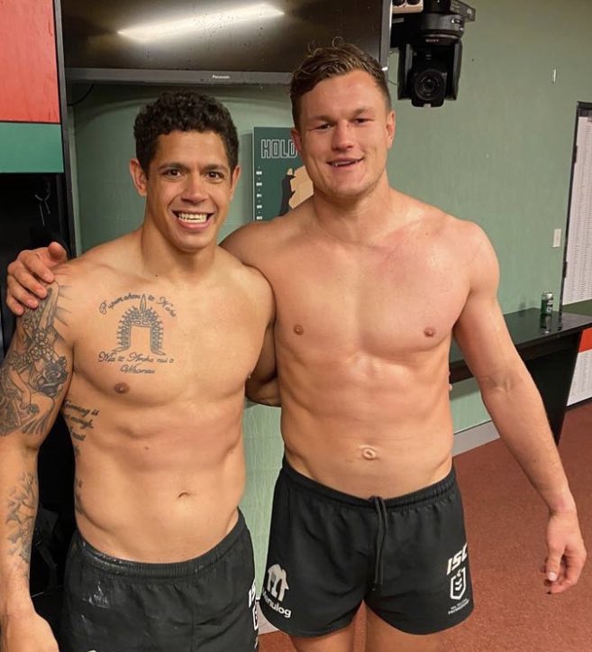 __jett__35's tweet photo. Knighty stripping off naked in the sheds. What a sexy, muscular rig and ass he has 😍🥵 #hotrugbyboys #rugbyboys #hotaussieboys #aussieboys #budgysmugglers #speedos #lockerroom #lockerroomjocks https://t.co/YqyeELGIYO