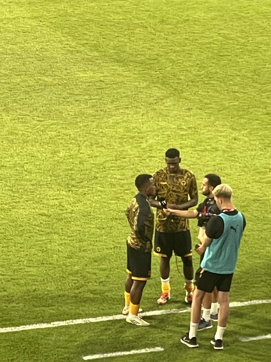 Jhon Arias &amp; Yerson Mosquera speaking to <a href="/MarkRidgway91/">Mark Ridgway</a> 🇨🇴 

#wwfc