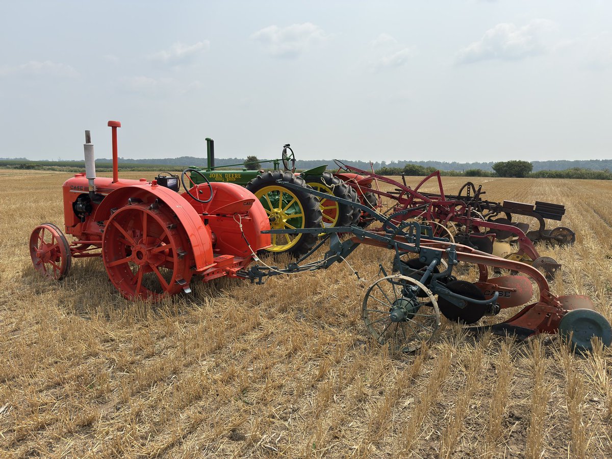 ScanlanTractor's tweet image. Getting ready to do some plowing. If it was 1940 we would really be cutting edge