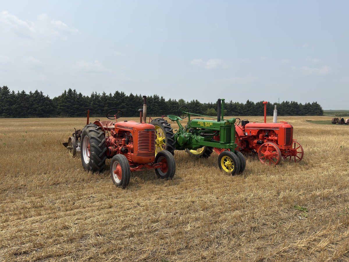 ScanlanTractor's tweet image. Getting ready to do some plowing. If it was 1940 we would really be cutting edge