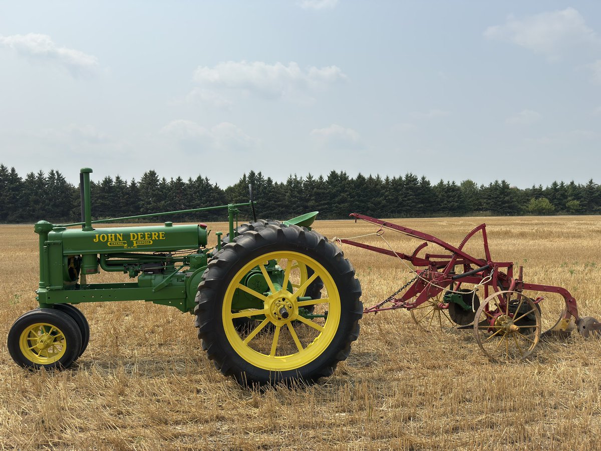 ScanlanTractor's tweet image. Getting ready to do some plowing. If it was 1940 we would really be cutting edge