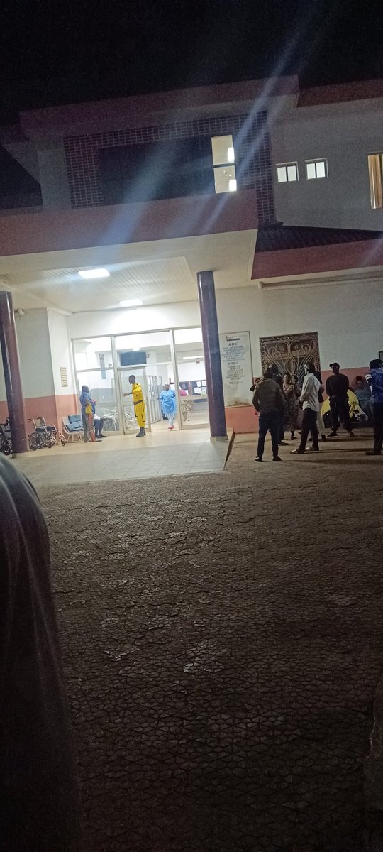 Je viens de perdre mon ami dans mes bras  le portail est tombé sur sa tête. Les urgences au Cameroun.. bref