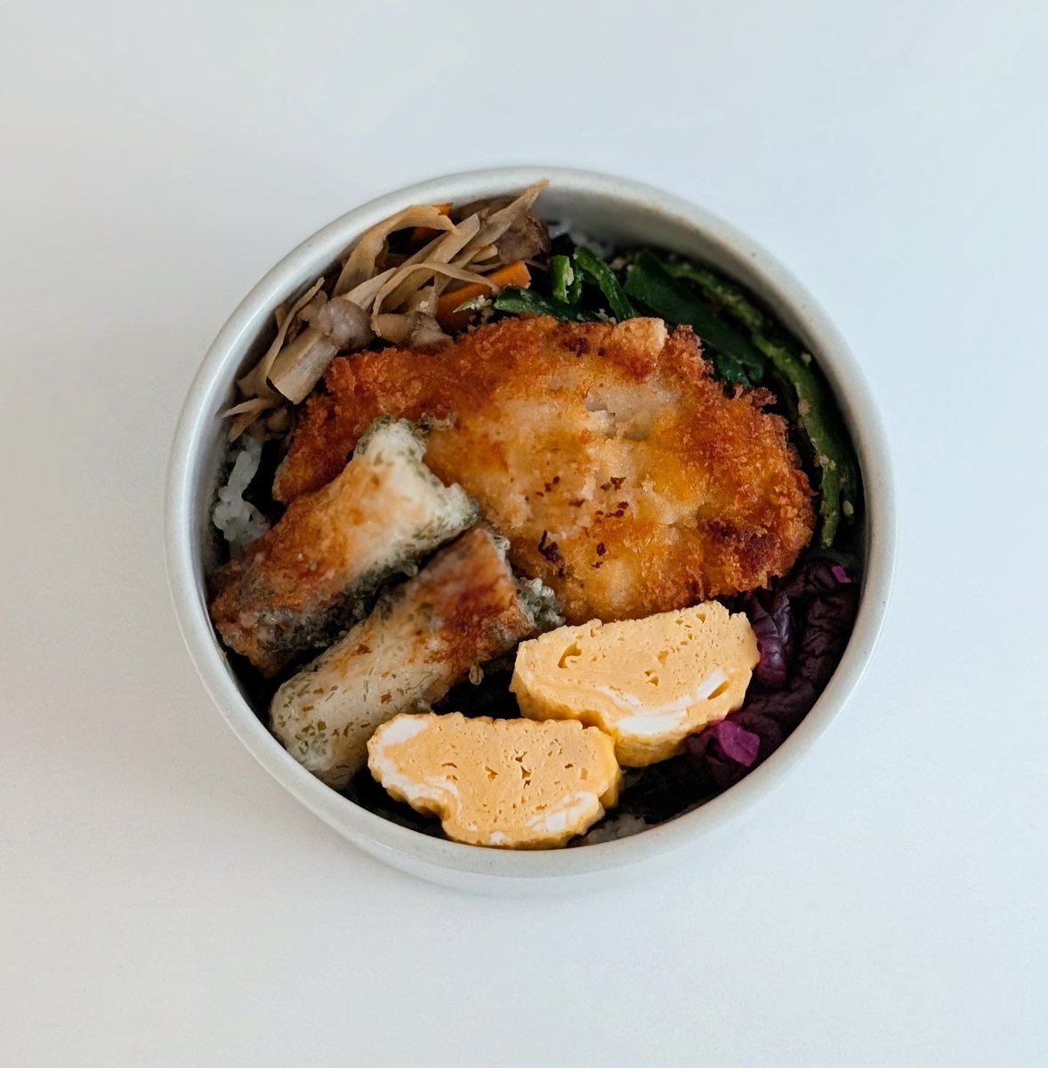 早起きして、ご飯炊いて、揚げ物して、お弁当を詰め、朝ご飯を作り、身支度を整えてパートに行く私、すごくえらいと思う！！！！
今日の夫のお弁当はのり弁。