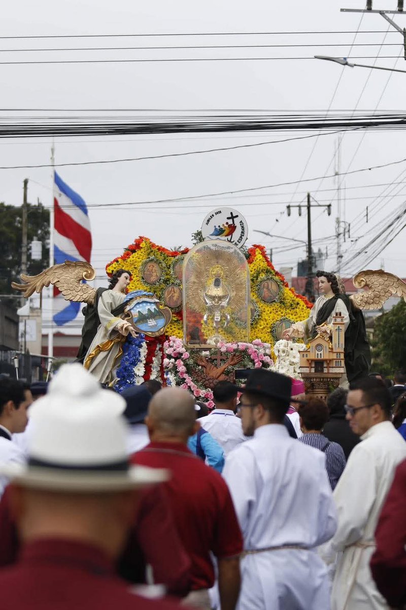 notiscartago's tweet photo. #Pasada
#Tradiciones
Imágenes de la tradicional pasada de la venerada imagen de la Virgen de los Ángeles a la Catedral de Cartago en donde permanecerá durante un mes.
Miles de cartagineses recibieron a la imagen en medio de un día nublado y lluvioso. https://t.co/HgxR9EZyPY