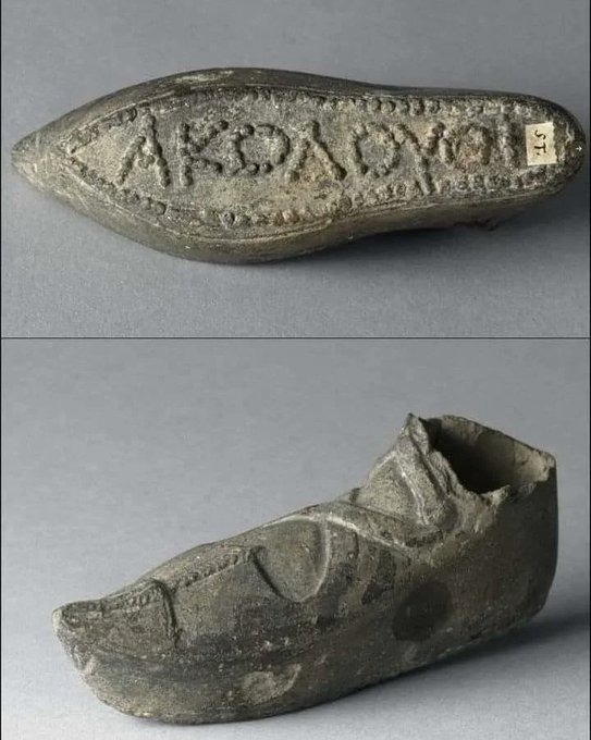 Rincevent_'s tweet photo. 👡 Saviez-vous que… ?
Dans la Grèce antique, certaines prostituées portaient des sandales dont la semelle imprimait “follow me” dans la poussière des rues.
Le marketing de rue, version 500 av. J.-C.
#HistoireInsolite #GrèceAntique #FunFact #Archéologie https://t.co/tnVer4BfcL