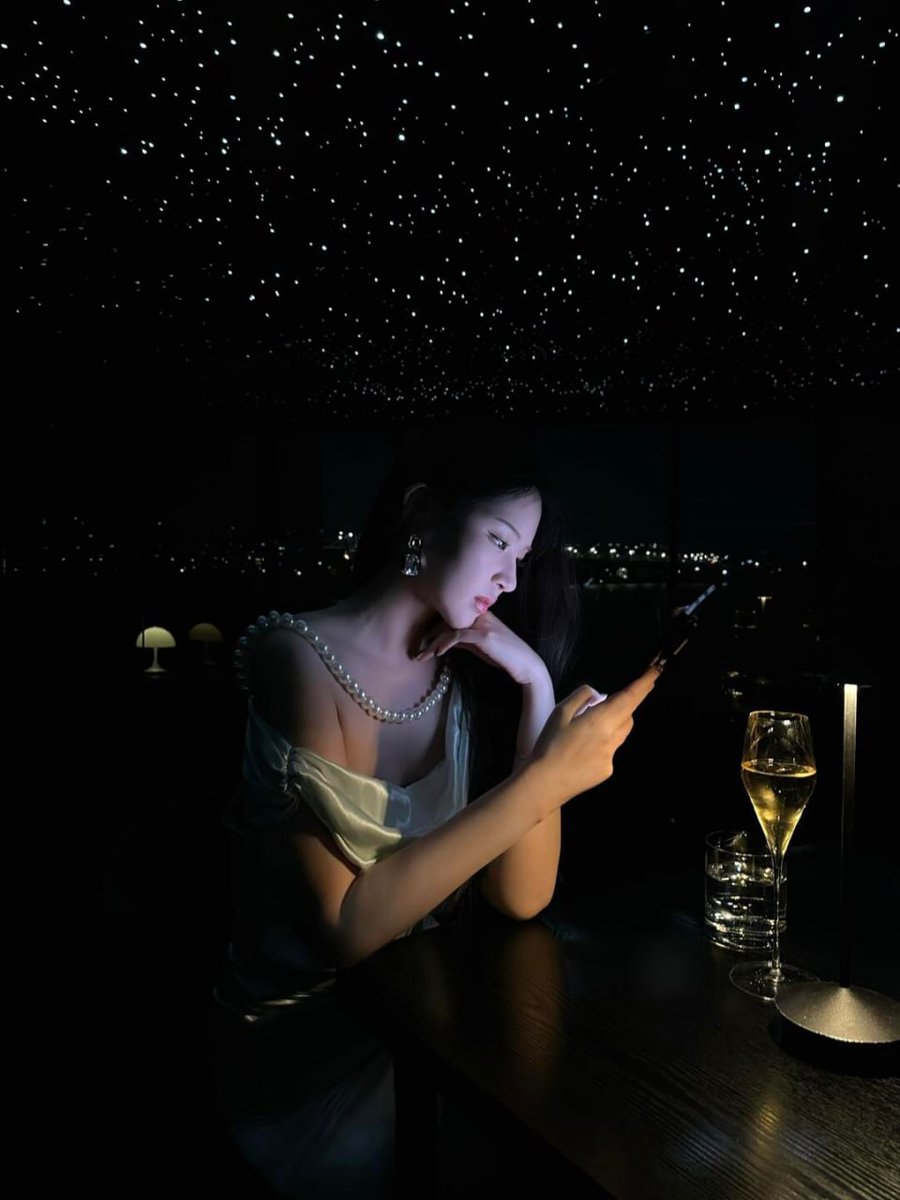 1Lovesports's tweet photo. I was drinking wine by the lake and browsing the K-line of US stocks. https://t.co/x2D4Gnj7pE