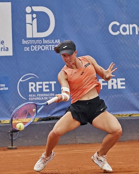 Kaitlin Quevedo gana el ITF 100k de Gran Canaria-Maspalomas.
Su mayor éxito profesional tras seis 15k y dos 35k.
De padre canario, nacida y formada en EEUU, juega como española desde enero de 2024.
Este lunes irrumpe en el top200 (#185) en su mejor posición.
7ª raqueta española.