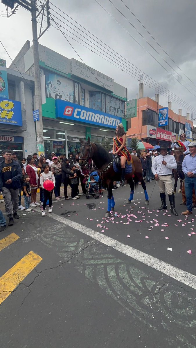 #Calderon128Años las propias y verdaderas soberanas de #Calderon2025, elegidas por el pueblo, #ReinaAndreaLopez, #AilynT y #DarlaC estuvieron en el Desfile de la Confraternidad del #GAD, lo q fue aplaudido y respaldado por la población en general