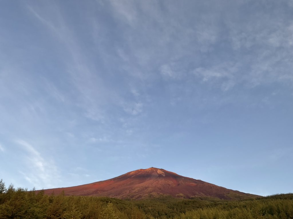 8月4日　AM6時
須走口五合目
天気　晴れ
気温　16.7℃
風速　0.4m/s

登山者は少ないです。天気が良く雨上がりで気持ちの良い朝です。少し肌寒いです。朝は御来光も綺麗に見れました。

#須走口五合目　#富士山    #須走口　
#富士登山　#五合目　#入山料　#御来光