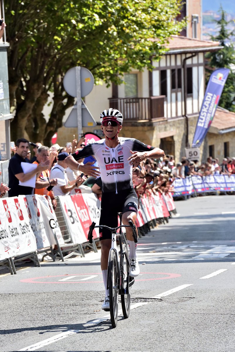 CircuitoGetxo's tweet image. Lasterketa bikaina gaurkoa.
@ISAACDELTOROx1 garailea.
Podiuma @juann_ayuso eta Alex Aranburuk lortu dute.

Pike bidean eraso eta gero, helmugaraino heldu da Isaac.

Carrera brillante hemos vivido hoy con un podio de lujo:
1º Del Toro
2º Ayuso
3º Aranburu.

#80GZ #80CircuitoGetxo