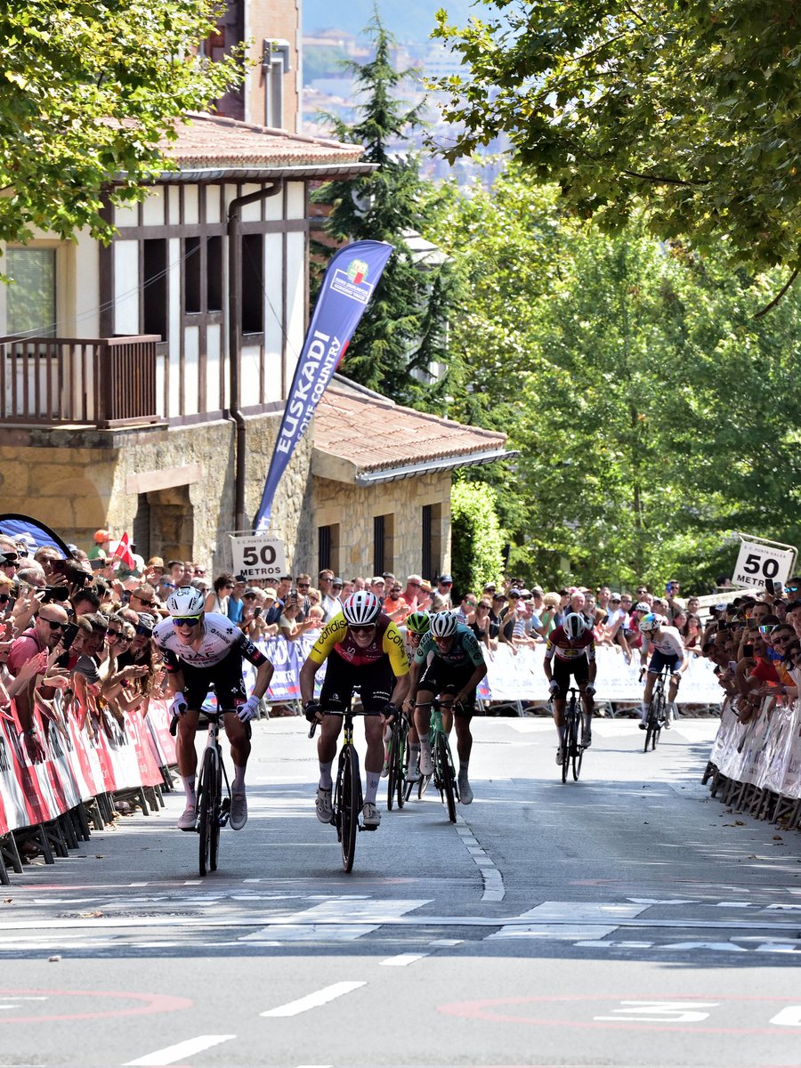 CircuitoGetxo's tweet image. Lasterketa bikaina gaurkoa.
@ISAACDELTOROx1 garailea.
Podiuma @juann_ayuso eta Alex Aranburuk lortu dute.

Pike bidean eraso eta gero, helmugaraino heldu da Isaac.

Carrera brillante hemos vivido hoy con un podio de lujo:
1º Del Toro
2º Ayuso
3º Aranburu.

#80GZ #80CircuitoGetxo