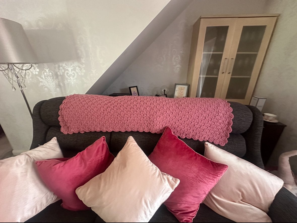 TheLighthouseCe's tweet photo. Today’s reason to smile…….my new homemade blanket looks beautiful on my settee, it’s so warm and soft too #HandmadeWithLove #PinkSparkles #LittleStitchesOfLove #Blanket #Warm #Snuggly xxx https://t.co/ZG5PBqd6rP