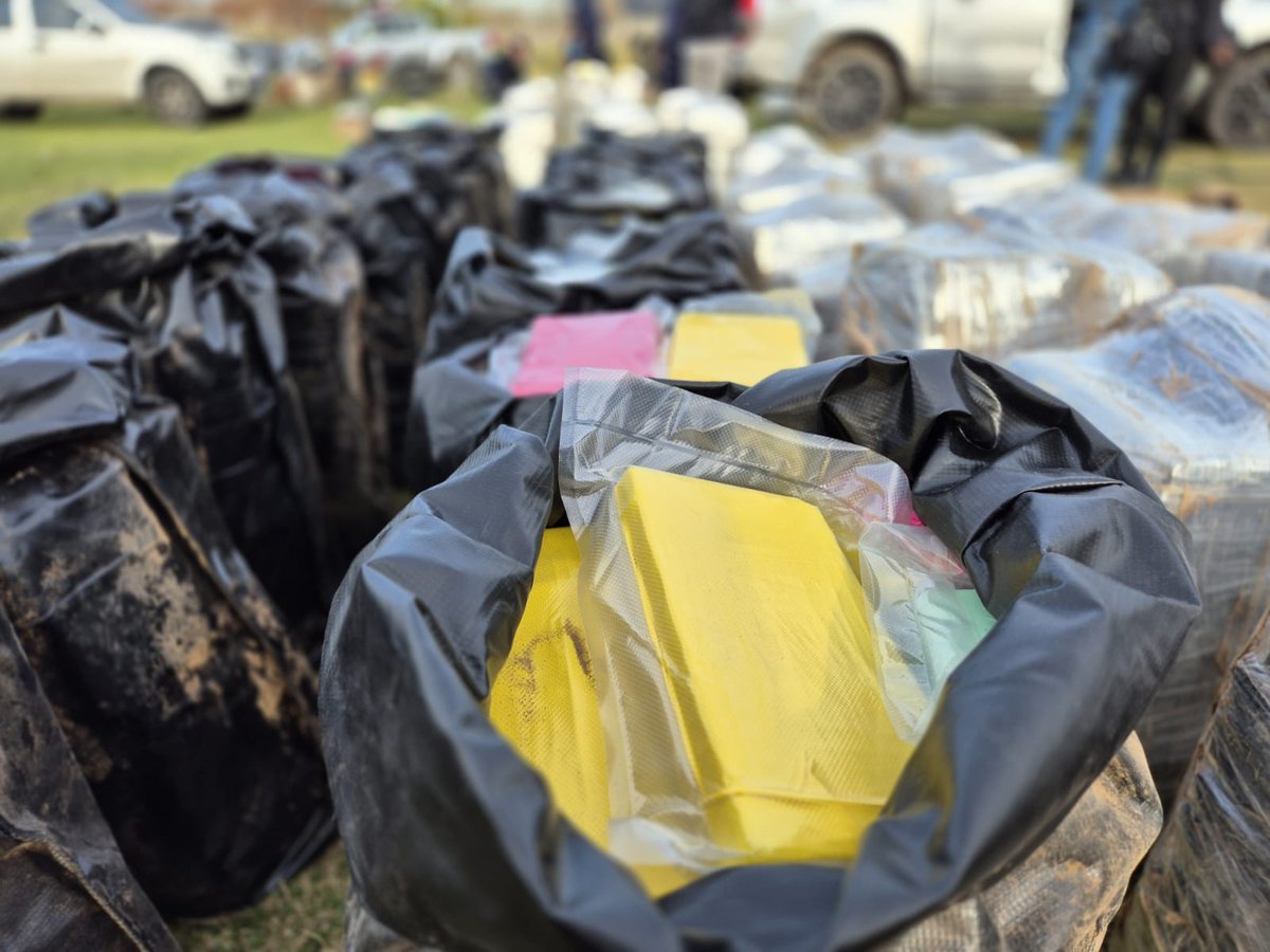 Finalmente eran 2.000 kilos los que se incautaron en la chacra de Punta Espinillo. Hay seis personas detenidas y la investigación le tocó a la fiscal de Estupefacientes de 1° Turno, Angelita Romano.
ladiaria.com.uy/justicia/artic…