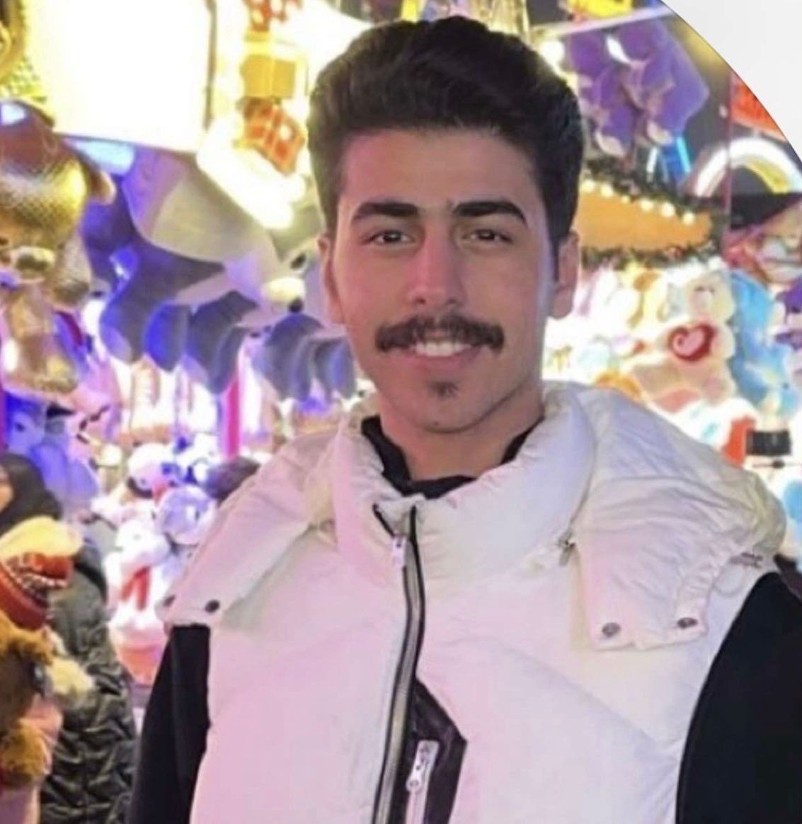 تفاصيل عن الطالب السعودي " محمد القاسم " -رحمه الله - الذي قُتِل طعناً في بريطانيا :

- الطالب يبلغ من العمر 20 عام.

- يدرس اللغة الإنجليزية في معهد إي أف الدولي للغات.

- تعرض للطعن إثر مشاجرة افتعلها أحد المارة.

- توفي فور تلقيه الطعنات.

- تم القبض على اثنين من المشتبه بهم