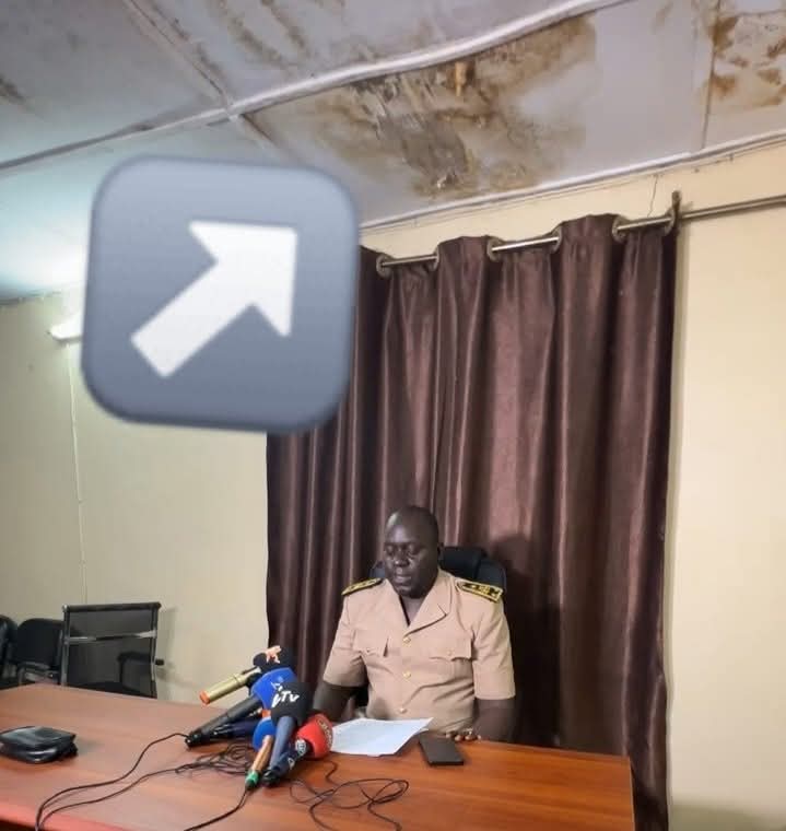 Préfet bi jéggal léen ko pressing bi rekk doyna comme sanction d'après les témoignages sur lui il semble être un homme calme et serein. Ta génn changé ko plafond bureaum bi.