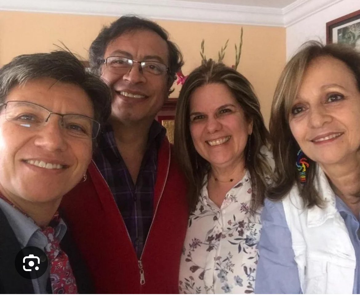 Aca está la foto original, vaya más bien al dentista que al menos le arregle esa dentadura podrida que tienes