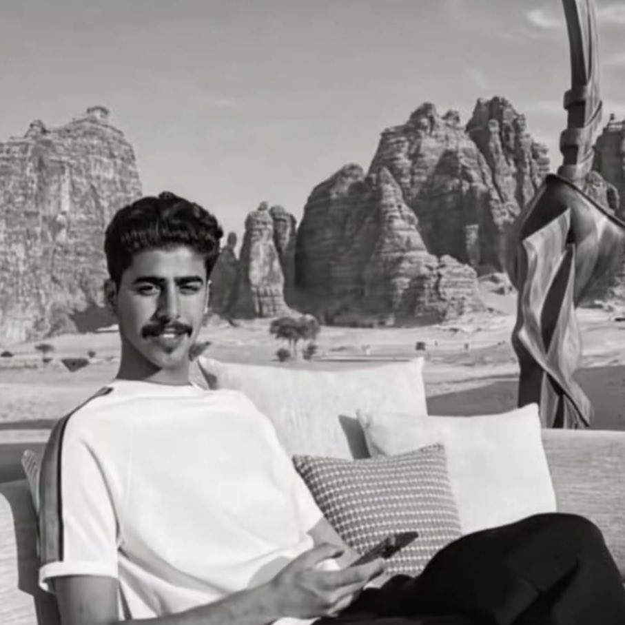 falolayani's tweet photo. إنا لله وإنا إليه راجعون
رحمك الله يا محمد وأسكنك فسيح جناته وتغمدك بواسع رحمته
وألهم أهلك وذويك الصبر و السلوان

رحم الله محمد لقد تشرفت بأن كان أحد طلابي في الجامعه الفصل الدراسي الماضي

كان طالباً مجتهداً حريصاً على المعلومة
ومن المواقف التي لن أنساها أنه تعلم معلومة جديدة في محاضرة من المحاضرات 
فطلب مني أن يتصل بوا��ده فاتصل بوالده وطلب مني أن أشرح له المعلومه الصحيحه ليستفيد والده أيضا وكانت مكالمة راقية من والده
ومن تلك اللحظة لمست من محمد حسن علاقته بوالده

أرجوا ممن يعرف رقم والده أن يرسله لي

لن ننساك يا محمد من دعائنا
#محمد_القاسم 
#محمد_يوسف_القاسم