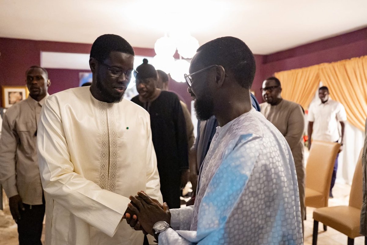 Parti_PUR's tweet photo. 🛑Visite du Président de la République chez le Président du PUR, Cheikh Seydi Mouhamadoul Moustapha SY Al Maktoum.

Le Président de la République son Excellence Monsieur Bassirou Diomaye Diakhar FAYE a rendu visite, ce dimanche 03 août 2025, au Président du PUR… https://t.co/Sm4wPMRWSs