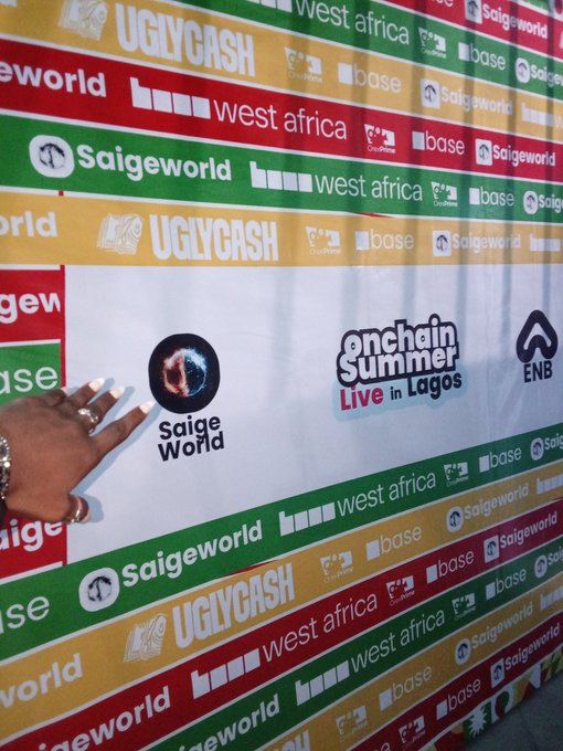 Onchain Summer Live in LagosバナーとSaige Worldのロゴを指差す手