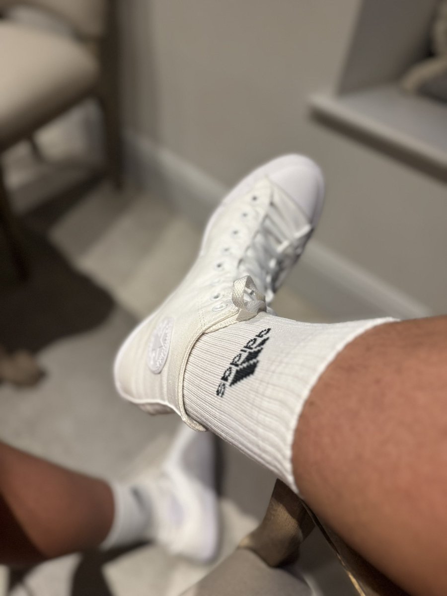 A good gym sesh. Who wants to take them off? 😏 #converse #monowhiteconverse #hightops #whitesneaks