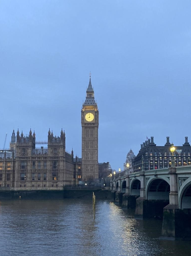 Aed64780244372's tweet image. Twilight over the Thames 🌫️🌉
Big Ben glowing as the city winds down. Pure London magic 🇬🇧✨ #LondonNights #BigBen #ThamesViews #CityLights