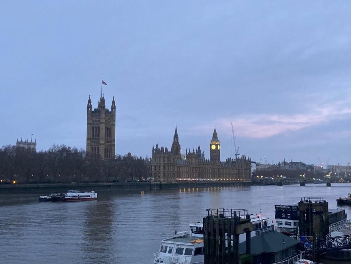 Aed64780244372's tweet image. Twilight over the Thames 🌫️🌉
Big Ben glowing as the city winds down. Pure London magic 🇬🇧✨ #LondonNights #BigBen #ThamesViews #CityLights
