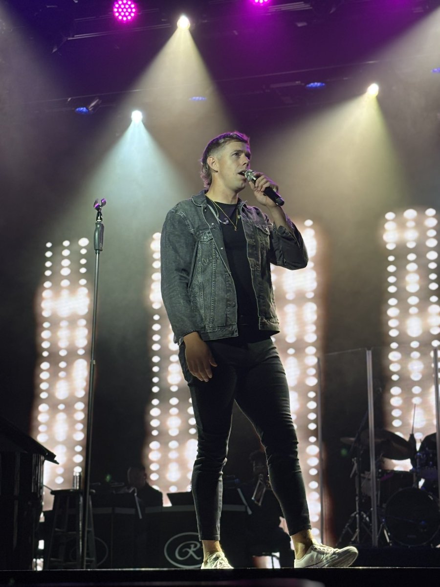 Talicath's tweet photo. @regentcruises @stephensings1
What an amazing show on Regent Splendor tonight - Stephen Barry you have a fantastic voice , looking forward to your next show. https://t.co/OczB72xJi7