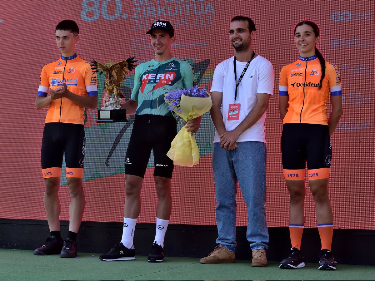CircuitoGetxo's tweet image. Gaurko beste sailkapen batzuk:
@QuinnSimmons9 lehiatuena
@AntonioSoto94 mendiko saria
@TeamCOFIDIS talderik onena 
Alex Aranburu euskaldunik onena

Eskerrik asko gure babesleei bere laguntza ezinbestekoa delako lasterketa, urtez urte, aurrera ateratzeko.

#80GZ #80CircuitoGetxo