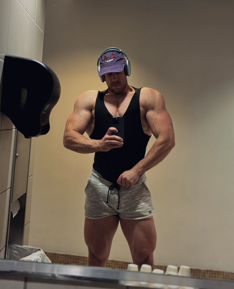 Big headphone day cause I can’t find the AirPods 
(I blame the cat 😼)