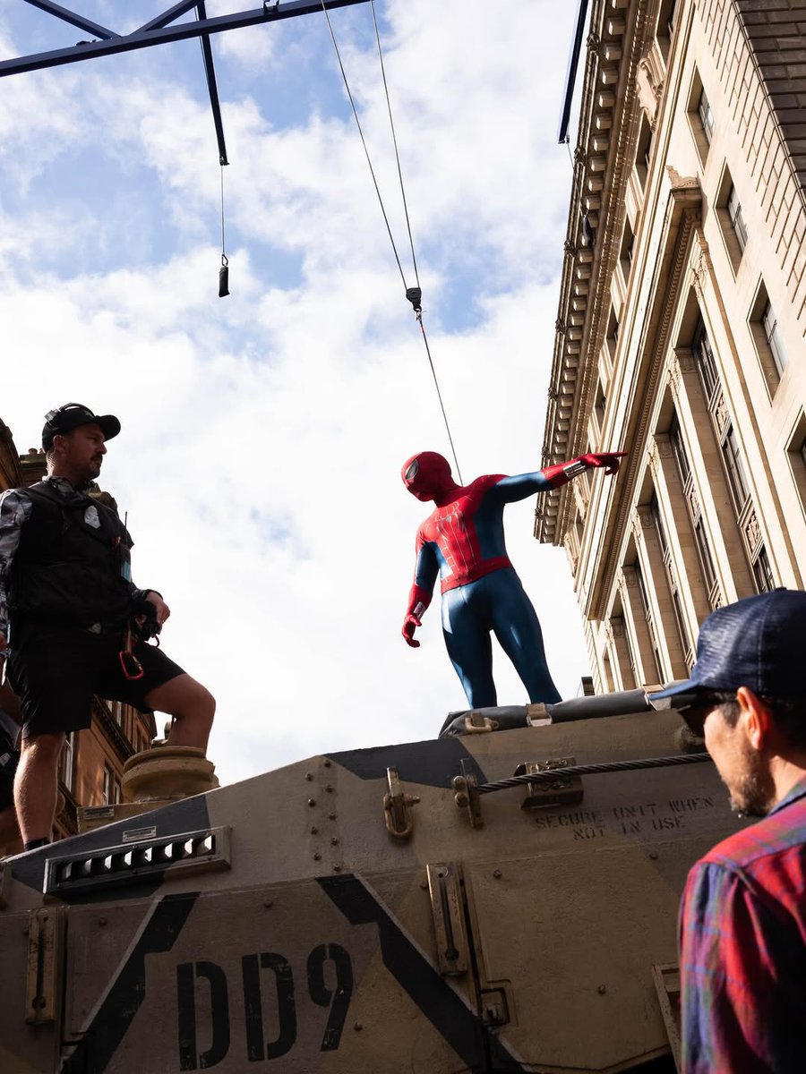 Tom Holland subió estás fotografías del set de Brand New Day a Instagram, junto a Destin Daniel Cretton 🕷️✨