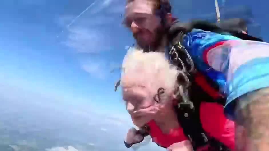 Senior living facility helps 85-year-old woman achieve her skydiving dreams | Story: waff.com/2025/08/03/sen…