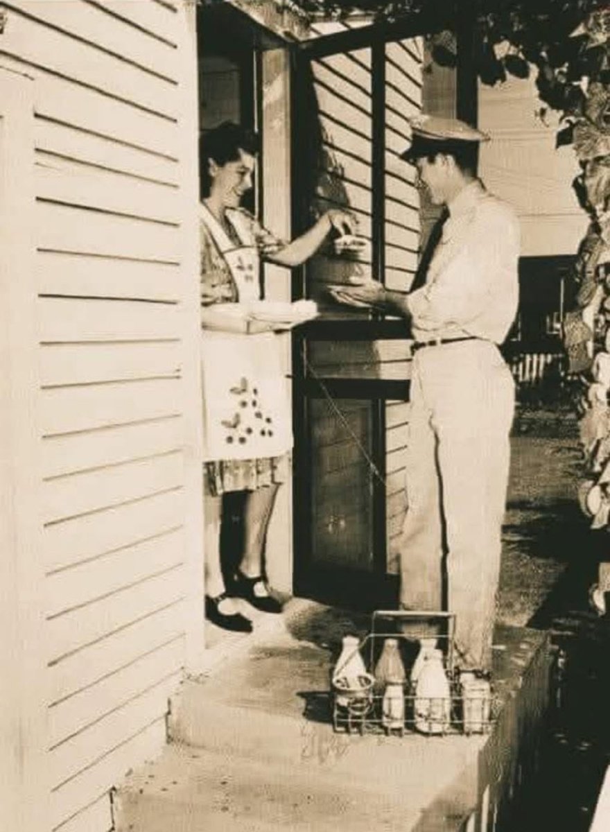 Did you ever have milk delivered to your home?   🙋‍♀️