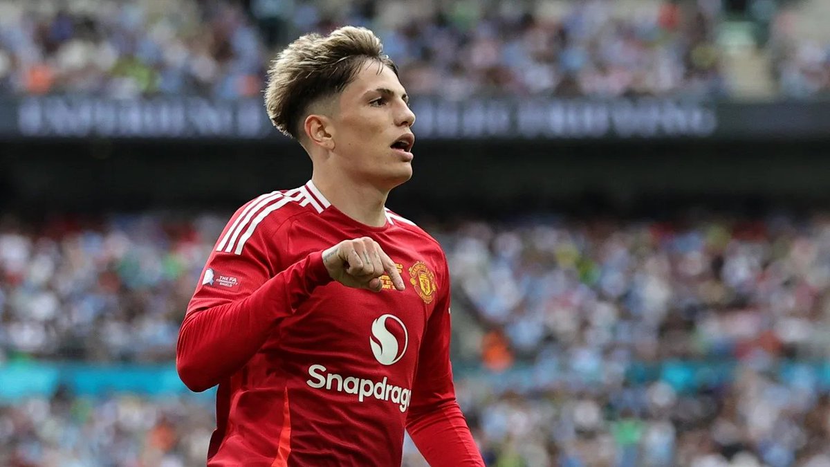 EBL2017's tweet photo. Garnacho is a lot better than he is given credit for.

Just turned 21, 17 goal contributions in 23/24, 21 in 24/25 - in dysfunctional United teams.

He never hid in that heavy United shirt.

Will do well at Chelsea, especially if Simons signs (two top passers in Palmer + Simons). https://t.co/UTum8YeREi