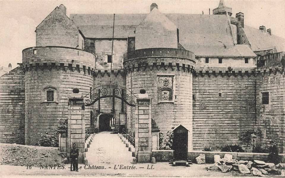 #Nantes, quand l’entrée du château était surveillée par un garde 💂‍♂️#Bretagne Début du 20e siècle