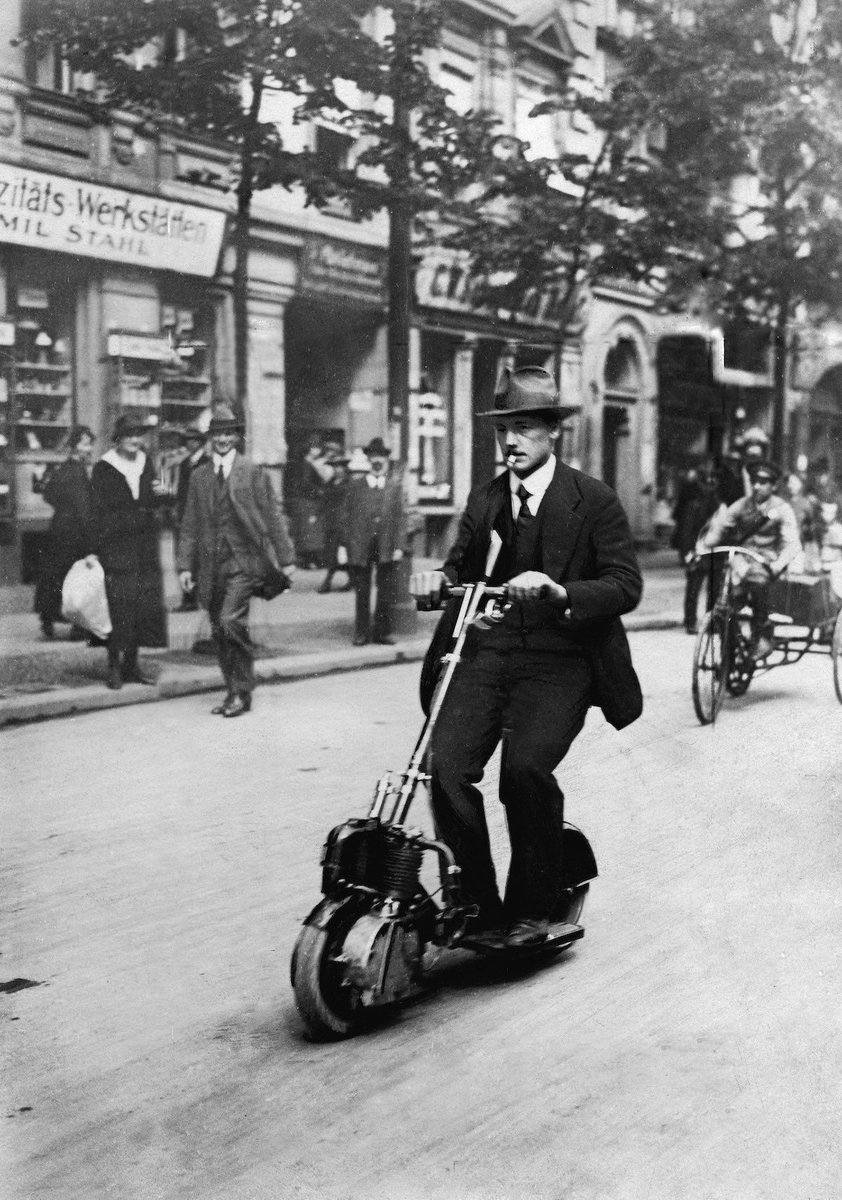Álvaro de Campos rouba o patinete de Fernando Pessoa (1985)