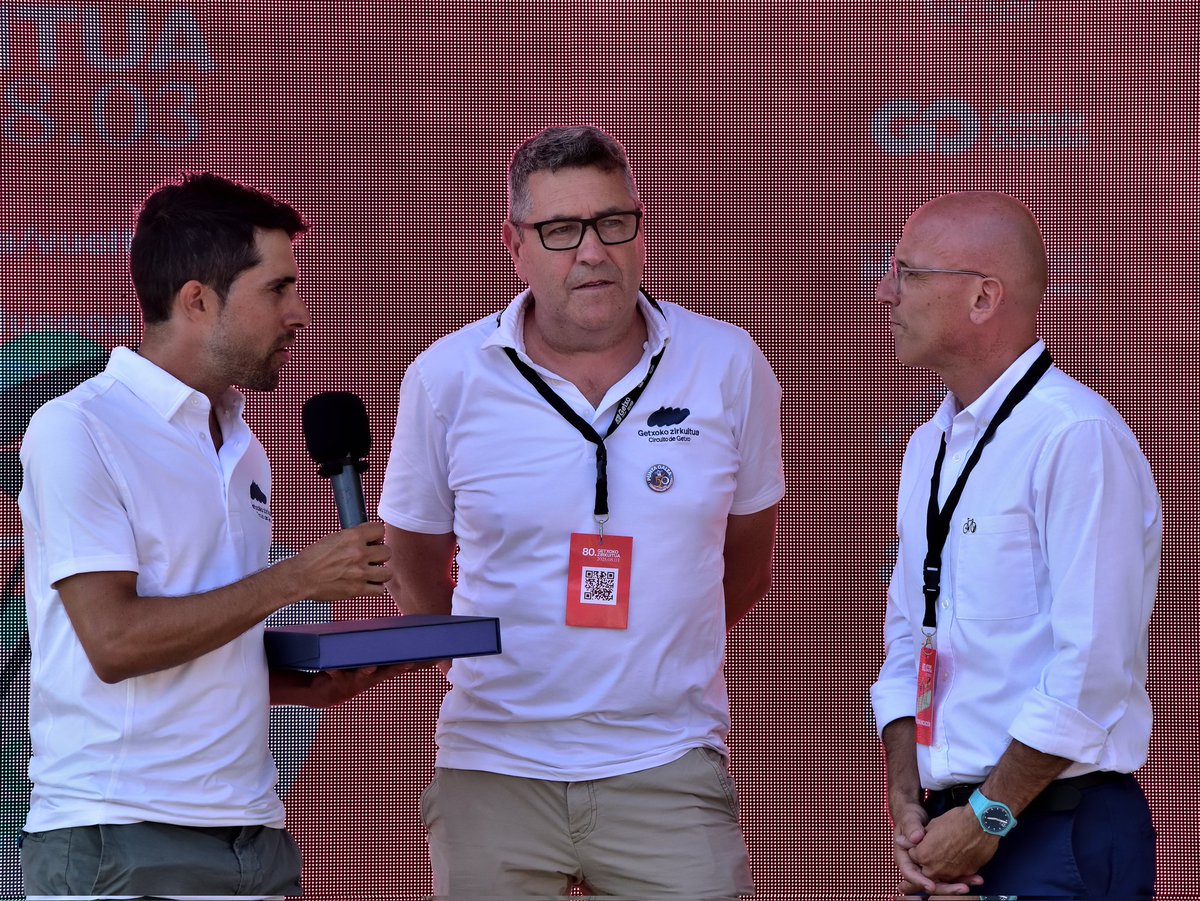 CircuitoGetxo's tweet image. Gaurko Ohorezko Zuzendaria @INEOSGrenadiers taldeko Jonathan Castroviejo izan da.

Gure taldean ibili zen eskoletatik junior mailara arte, eta 18 urtez profesional mailan egon da.
Aurten agur esango dio profesional mailari.

Zorterik onena, Joni!

#80GZ #80CircuitoGetxo