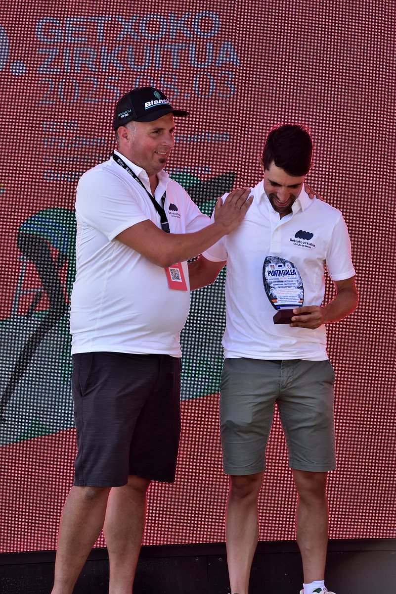 CircuitoGetxo's tweet image. Gaurko Ohorezko Zuzendaria @INEOSGrenadiers taldeko Jonathan Castroviejo izan da.

Gure taldean ibili zen eskoletatik junior mailara arte, eta 18 urtez profesional mailan egon da.
Aurten agur esango dio profesional mailari.

Zorterik onena, Joni!

#80GZ #80CircuitoGetxo