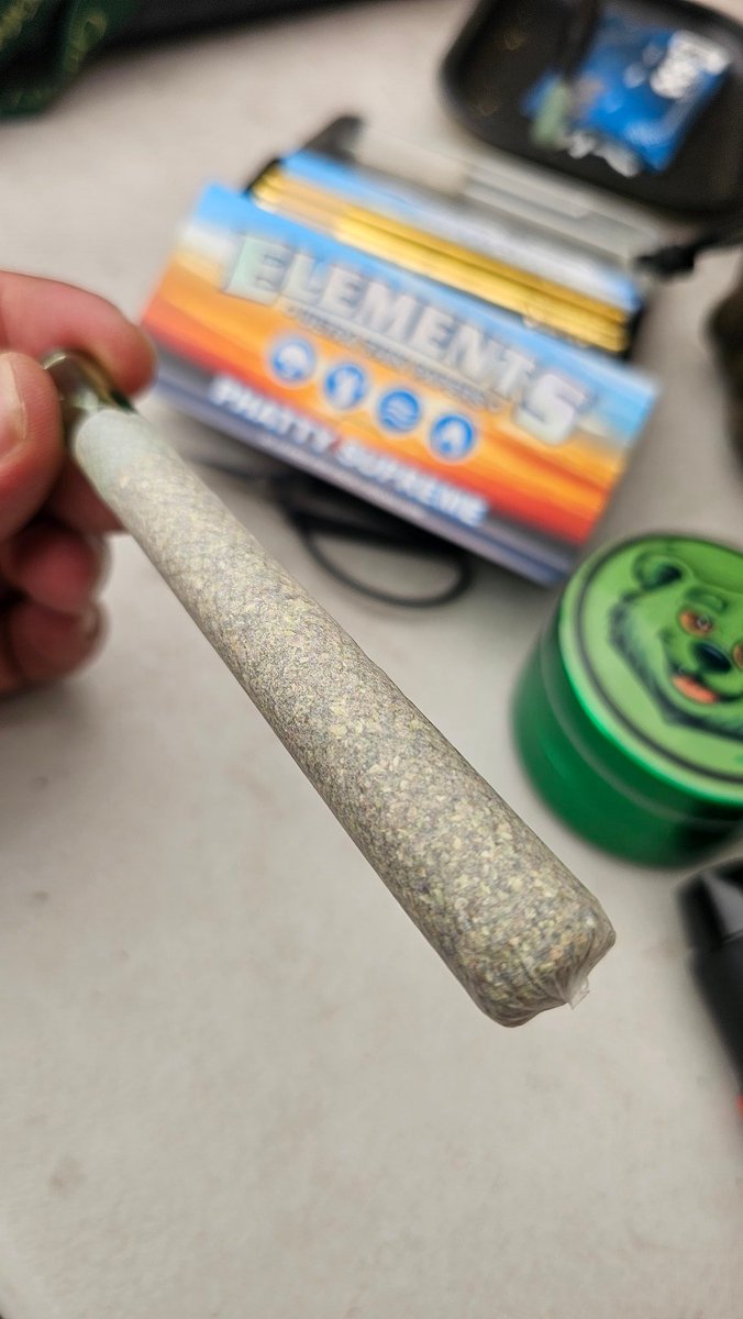 The <a href="/ElementsPapers_/">Elements Papers</a> Phatty Supreme papers hold a nice amount of bud

#Elements #RollingPapers #PhattySupreme #CannaBear