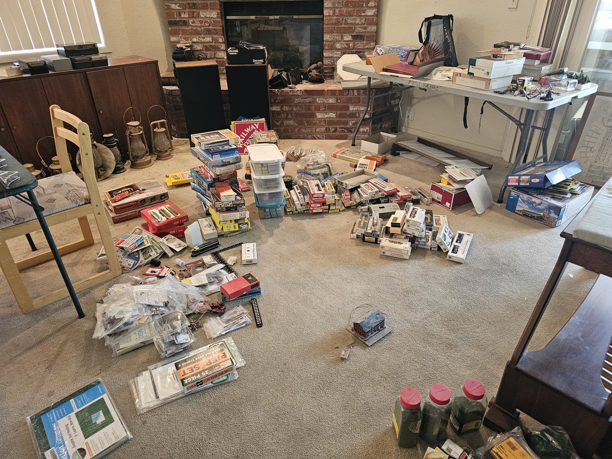 MojaveRailroad's tweet image. Store isn&apos;t open on Sunday but that doesn&apos;t mean we&apos;re not working hard for you. N Scale estate packaged up and will be in our store for sale by Thursday. #modeltrainhobby #westsidetrains #lasvegas #modeltrains #hobbyshop #hobbystore #nscale