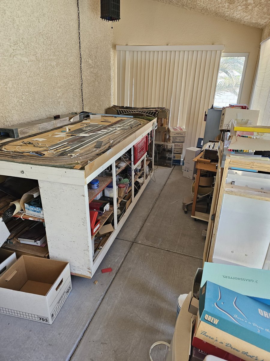 MojaveRailroad's tweet image. Store isn&apos;t open on Sunday but that doesn&apos;t mean we&apos;re not working hard for you. N Scale estate packaged up and will be in our store for sale by Thursday. #modeltrainhobby #westsidetrains #lasvegas #modeltrains #hobbyshop #hobbystore #nscale
