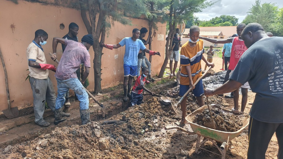 sidymoctardicko's tweet photo. 🧹 4ème dimanche consécutif de mobilisation à #Sebenicoro ! 🌍 Nous avons continué le curage des caniveaux pour faciliter l’évacuation des eaux de pluie et prévenir les risques d’inondation.
👉 Les travaux se poursuivent dimanche prochain. #AssainissementCitoyen #QuartierPropre https://t.co/Y6KL40OrIg